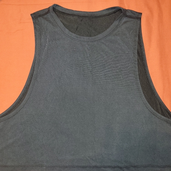 2 crop tanks - Picture 4 of 7